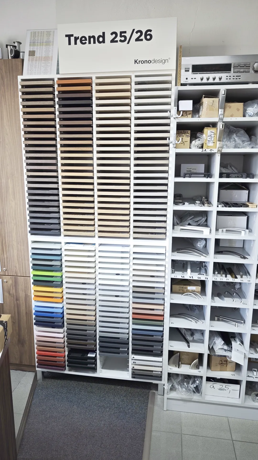 Vzorník dekorů a kování v prodejně — výběr materiálů pro nábytek na míru